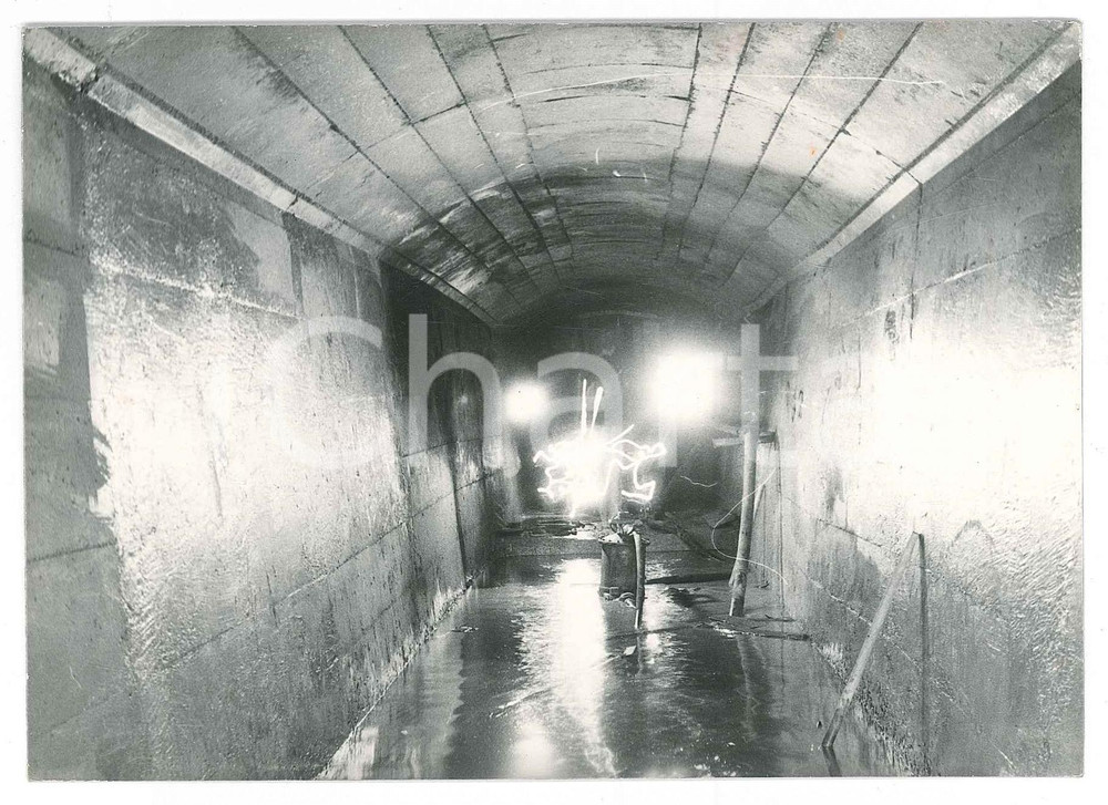Fotografia d epoca originale 1965 ca SARDEGNA GALLURA CAPICHERA Galleria artificiale  Getto finito Foto 1