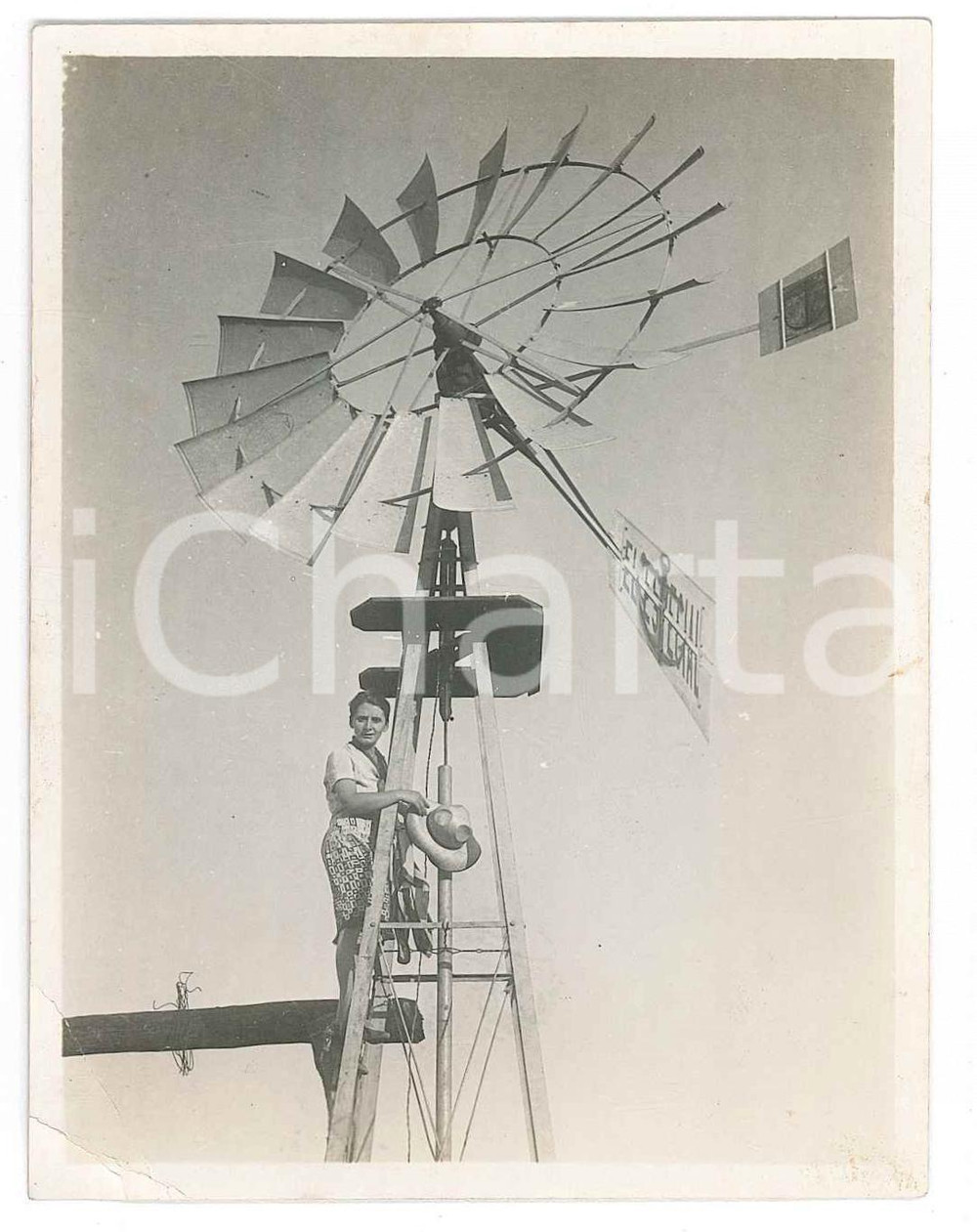 Fotografia d epoca originale 1940 ca s. l. ESPAÃ‘A ? Donna su traliccio con girandola Foto CURIOSA 8x11 cm 1