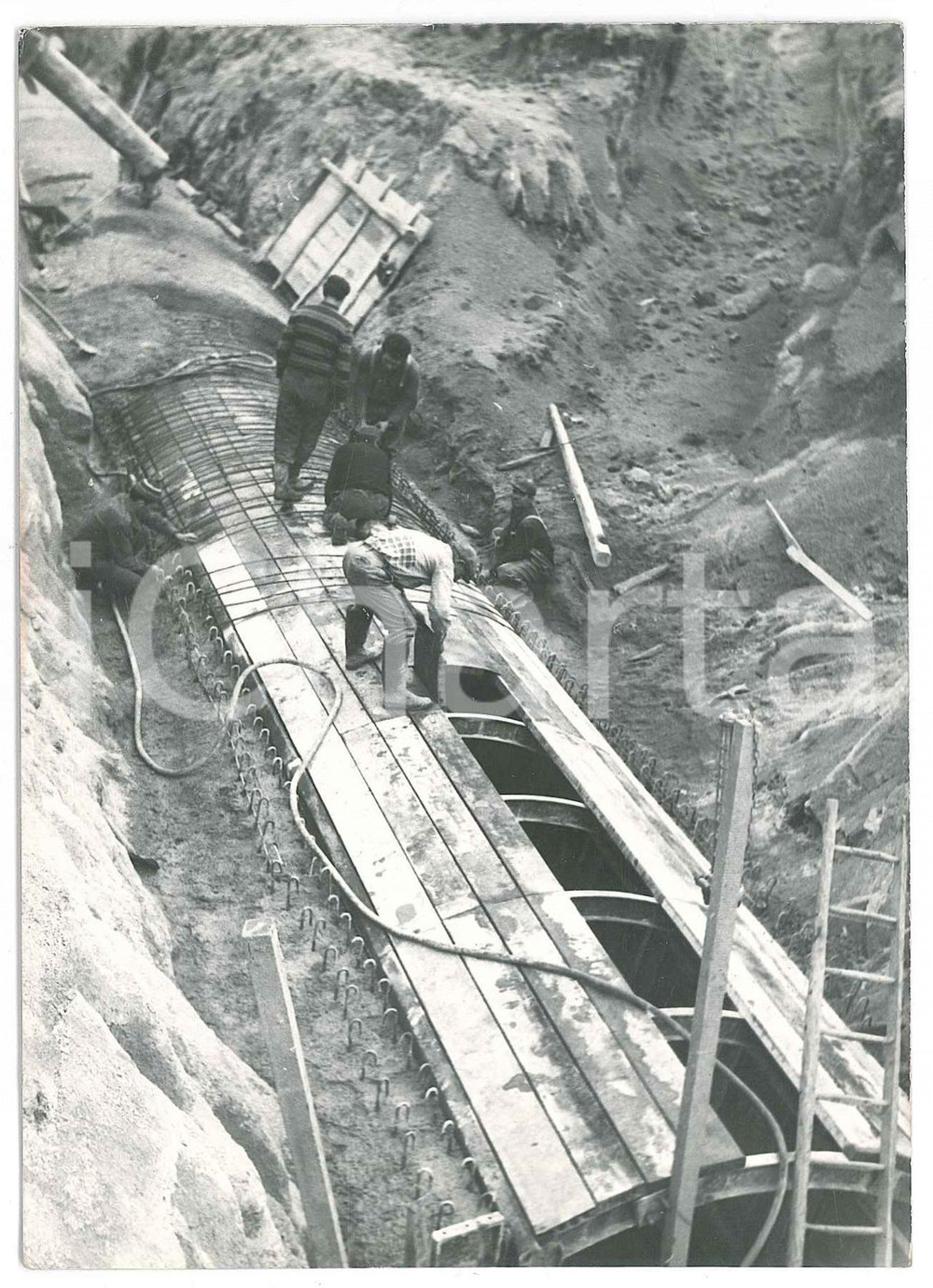 Fotografia d epoca originale 1965 ca SARDEGNA GALLURA CAPICHERA Armatura galleria artificiale  Foto 1