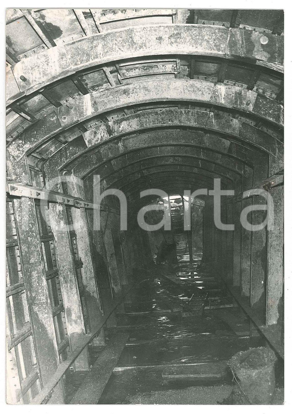 Fotografia d epoca originale 1965 ca SARDEGNA GALLURA CAPICHERA Galleria artificiale  Armatura per getti 1