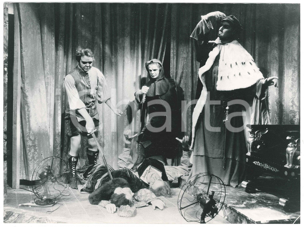Fotografia d epoca originale 1940 ca CINEMA Film in costume  Scena di omicidio  Fotografia 24x18 cm 1