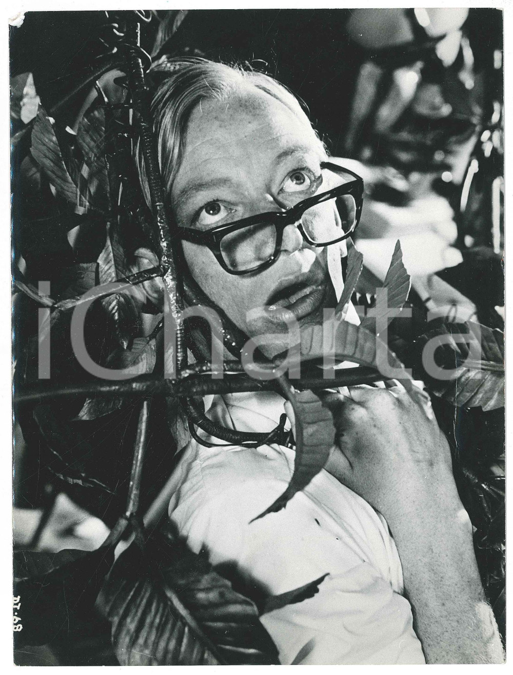 Fotografia d epoca originale 1940 ca CINEMA ITALIA Attore nascosto in un giardino  Foto di scena 18x24 cm 1