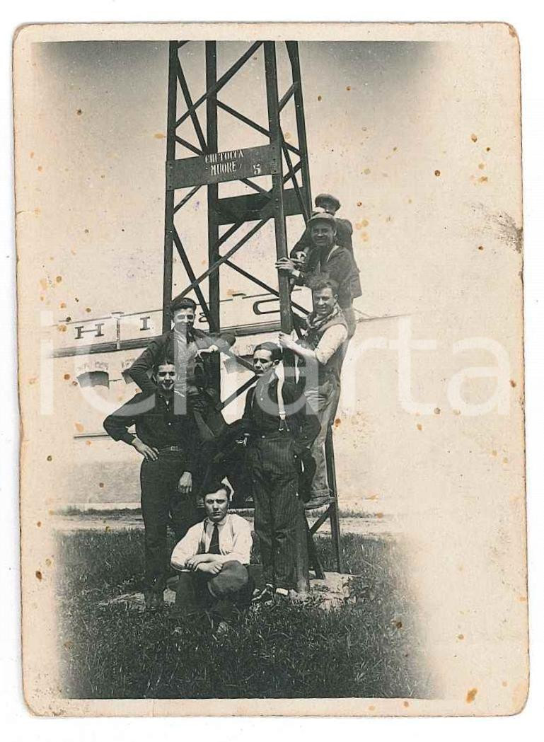 Fotografia d epoca originale 1940 ca COSTUME ITALIA Lavoratori su traliccio Foto CURIOSA 6x8 cm 1