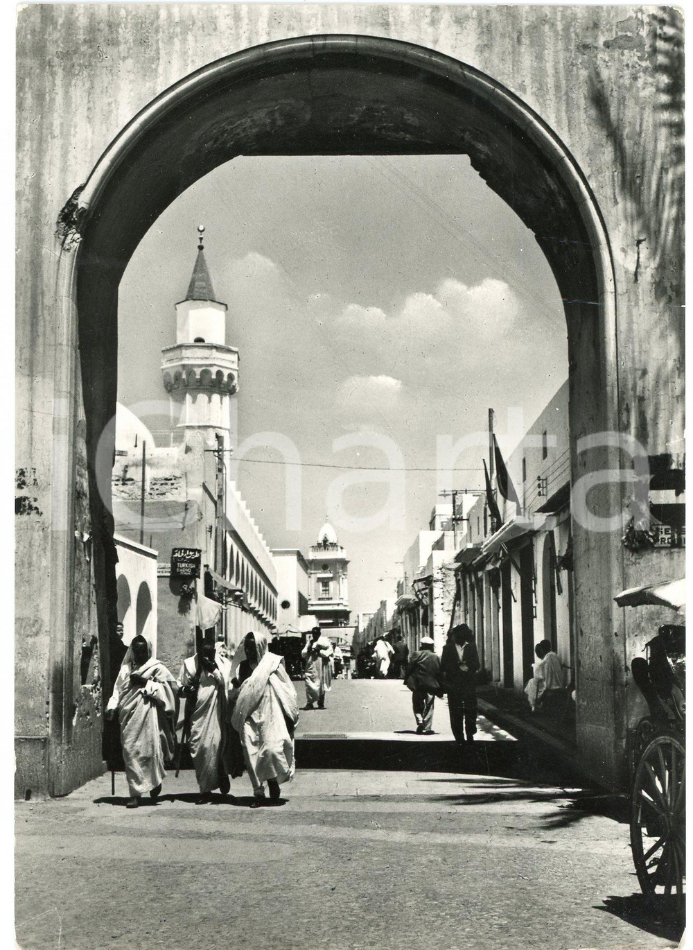 1955 TRIPOLI - LIBIA Veduta di una strada - Cartolina ANIMATA FG VG Cartolina d'epoca viaggiata ma con affrancatura rimossa. VERY POOR/gravemente danneggiato Lievi smussature agli angoli, piegature al margine superiore, abrasione al verso Formato: 15x10 cm originale e autentica 1