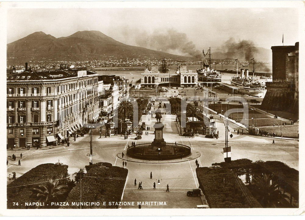 1946 NAPOLI Piazza del Municipio e Stazione Marittima - Cartolina ANIMATA FG VG Cartolina d'epoca viaggiata FAIR/discreto Lieve piegatura all'angolo inferiore destro Formato: 15x10 cm originale e autentica 1