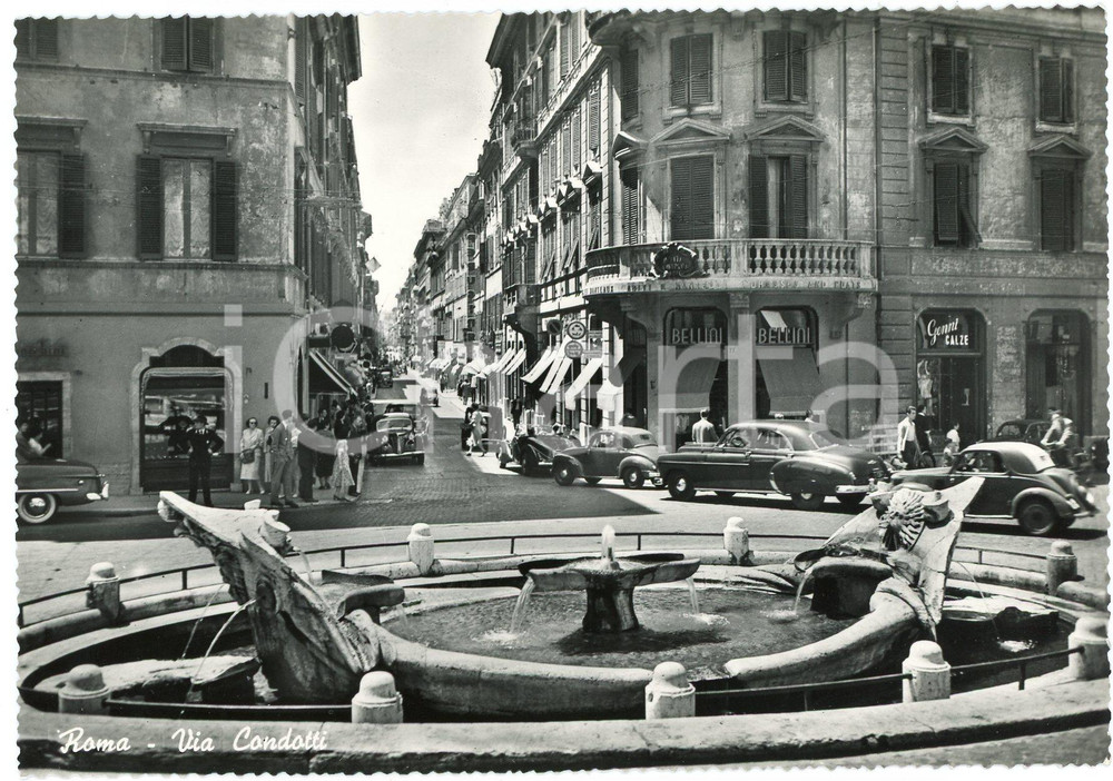 Cartolina originale da collezione 1960 ca ROMA Via dei Condotti e Fontana della Barcaccia  Cartolina ANIMATA FG 1