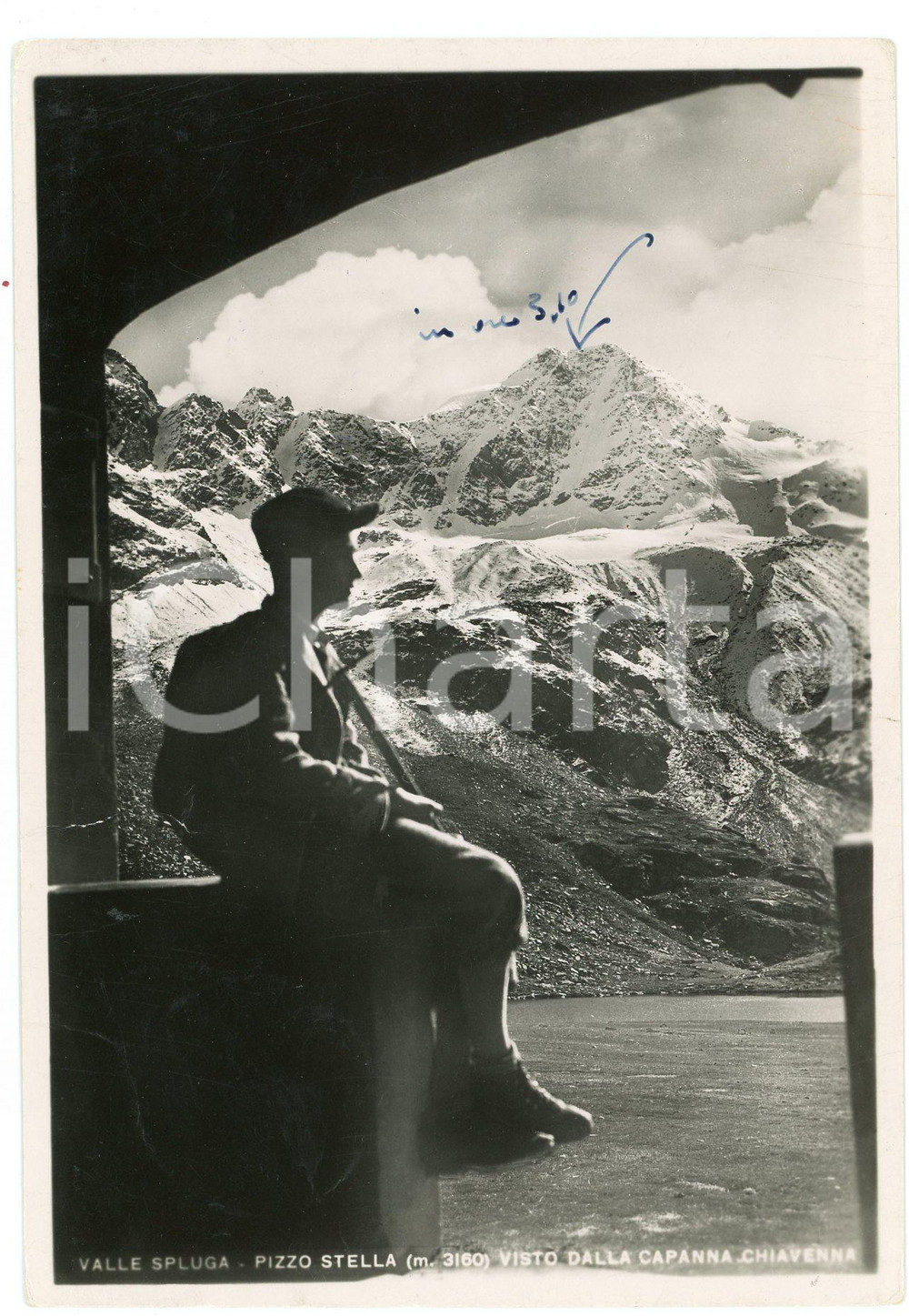 1943 VALLE SPLUGA Capanna Chiavenna - Alpinista guarda PIZZO STELLA Cartolina FG Cartolina d'epoca viaggiata. Al verso timbro parzialmente leggibile della Capanna Chiavenna.  POOR/danneggiato Lievi smussature agli angoli, piegature al margine sinistro, graffi diffusi Formato: 15x10 cm originale e autentica 1