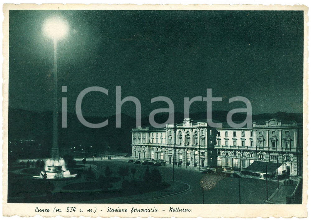 Cartolina originale da collezione 1940 CUNEO Stazione ferroviaria e Fontana Piazza Libertà di notte  Cartolina FG 1