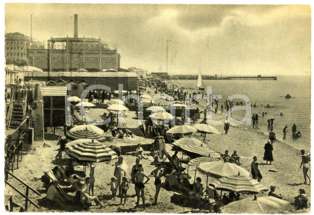 Cartolina originale da collezione 1950 SAVONA Bagnanti sulla spiaggia  Cartolina ANIMATA FG VG 1