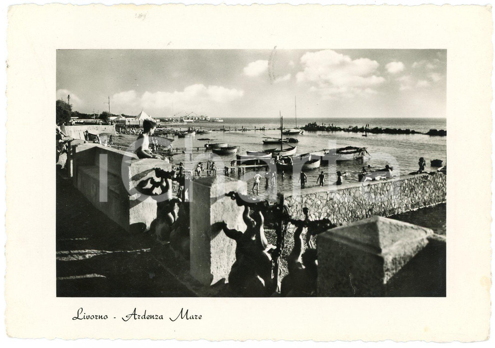 Cartolina originale da collezione 1958 LIVORNO Bagnanti al Moletto di Ardenza Mare  Cartolina ANIMATA FG VG 1