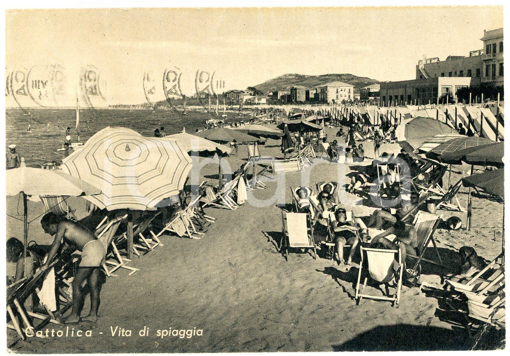 Cartolina originale da collezione 1954 CATTOLICA RN Turisti e bagnanti sulla spiaggia  Cartolina ANIMATA FG VG 1