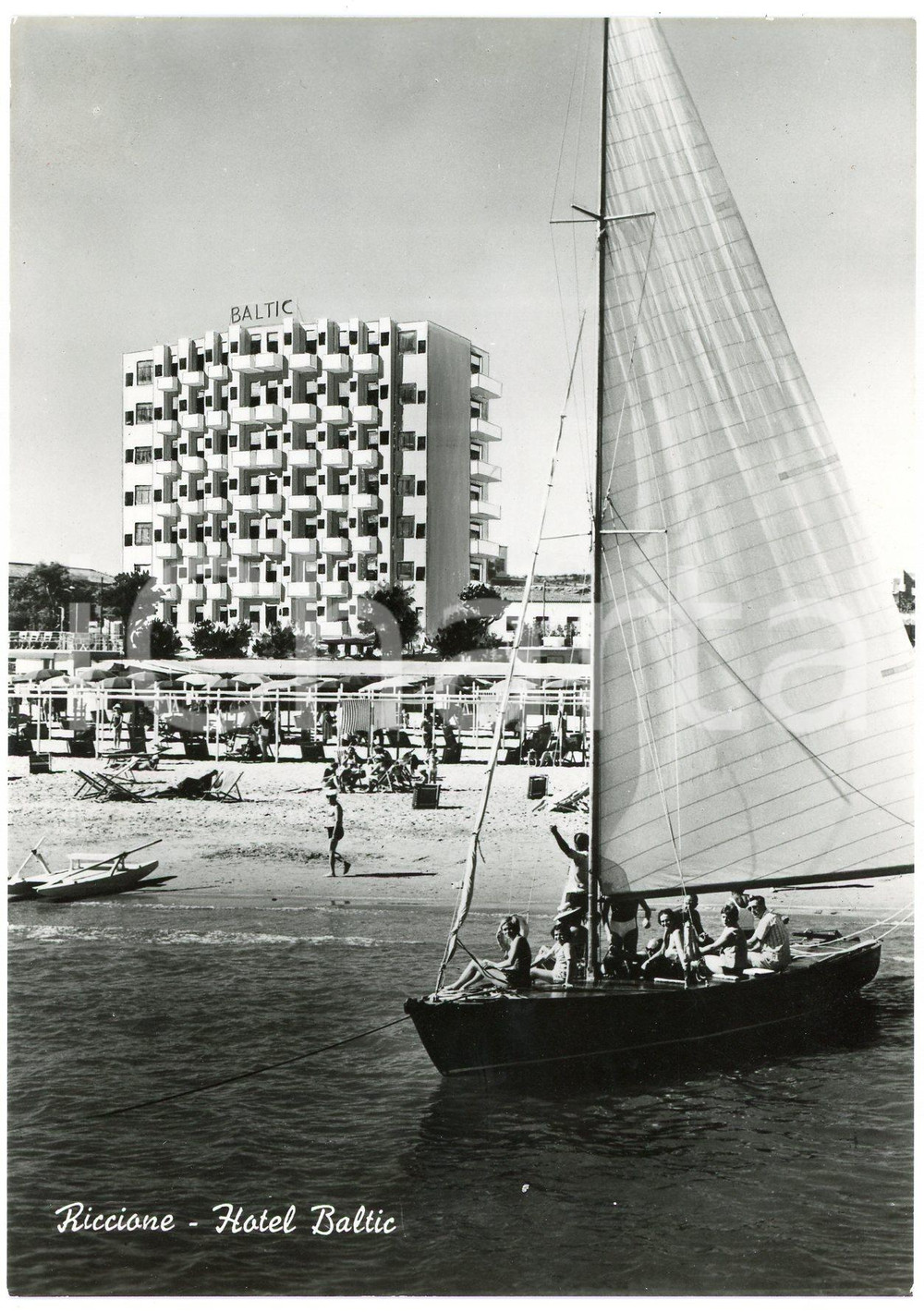 Cartolina originale da collezione 1960 ca RICCIONE RN Hotel Baltic visto da una barca a vela  Cartolina FG NV 1
