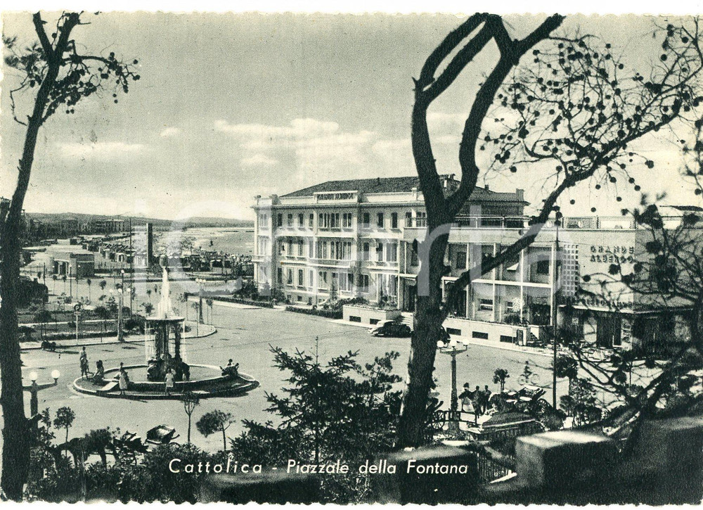 Cartolina originale da collezione 1955 CATTOLICA RN Piazzale della Fontana  Cartolina ANIMATA FG VG 1
