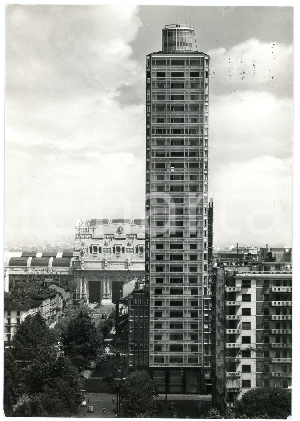 1956 MILANO Torre Breda e scorcio della Stazione Centrale - Cartolina FG VG