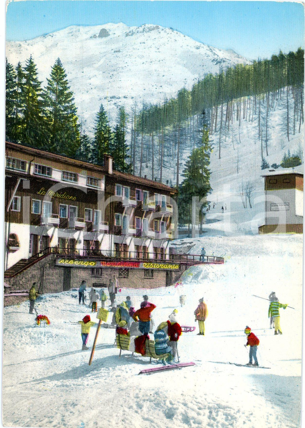 Cartolina originale da collezione 1960 ca MADESIMO SO Hotel La Meridiana e Sciatori sulla neve  Cartolina FG VG 1
