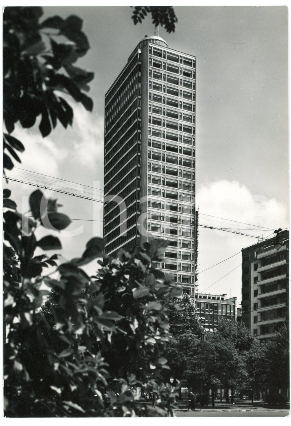 Cartolina originale da collezione 1955 MILANO Torre Breda vista da Piazza della Repubblica 2  Cartolina FG VG 1