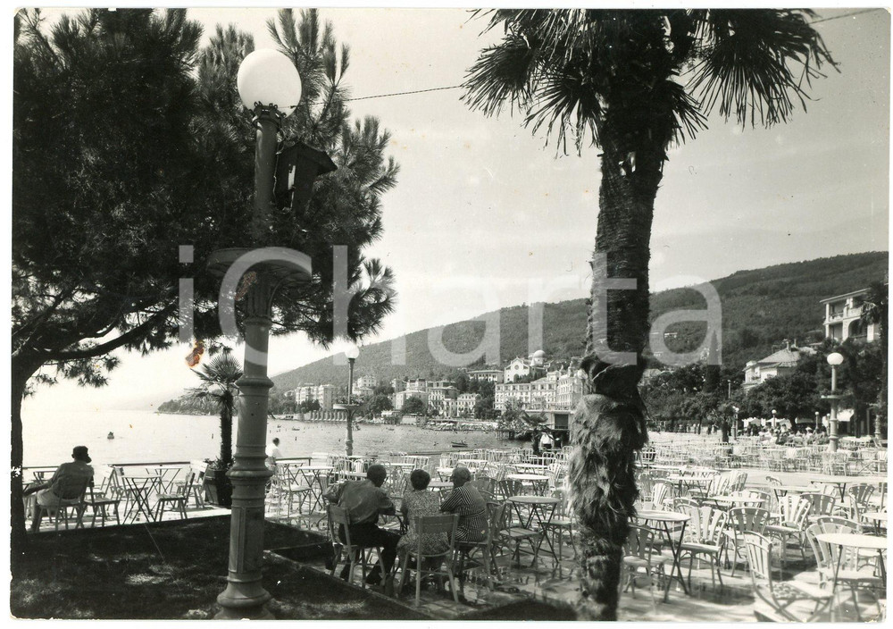 Cartolina originale da collezione 1957 ABBAZIA  OPATIJA CROAZIA Anziani sul lungomare  Cartolina ANIMATA FG 1