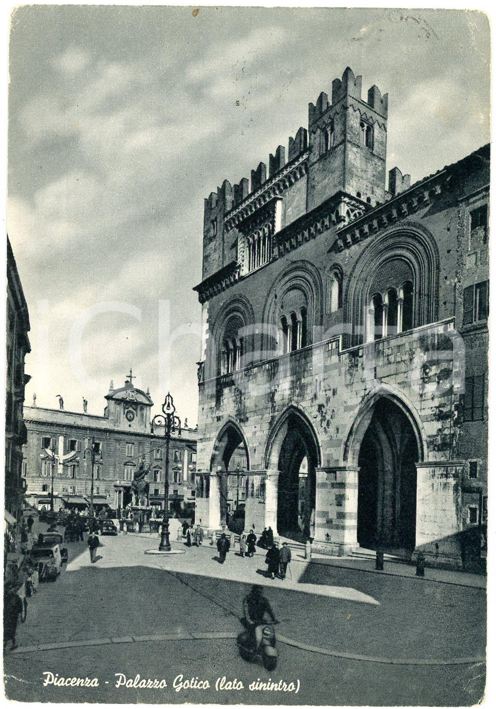 Cartolina originale da collezione 1950 ca PIACENZA In motorino davanti al Palazzo Comunale  Cartolina ANIMATA FG 1