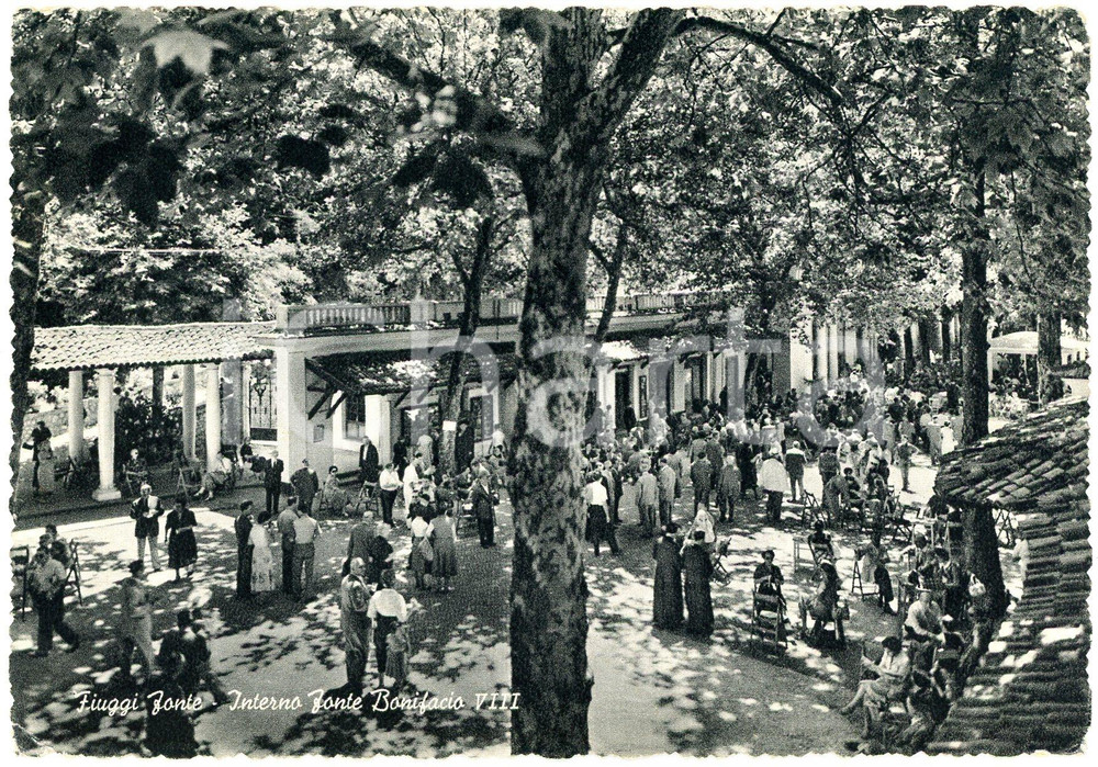Cartolina originale da collezione 1950 ca FIUGGI Interno della Fonte di Bonifacio VIII  Cartolina ANIMATA FG VG 1