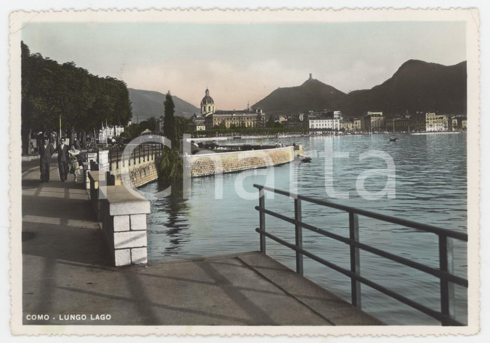 Cartolina originale da collezione 1950 ca COMO Amici passeggiano sul Lungolago  Cartolina ANIMATA FG VG 1