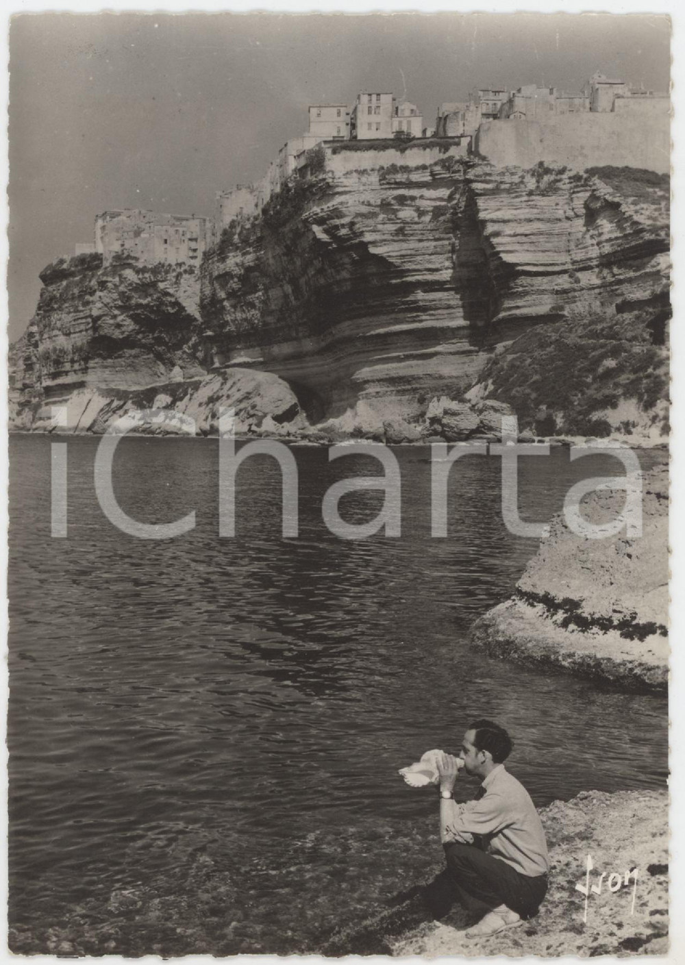 Cartolina originale da collezione 1964 BONIFACIO CORSICA Bastion de l Etendard  Uomo suona conchiglia  Cartolina 1