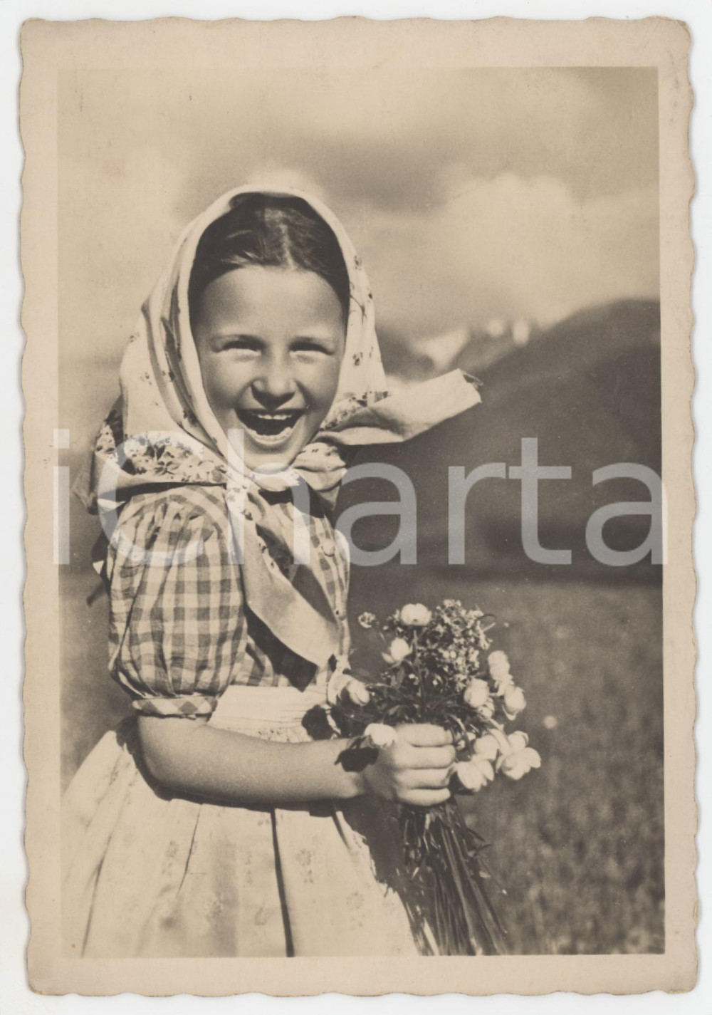 Cartolina originale da collezione 1941 VALLE DI FUNES Bambina con mazzo di fiori  Cartolina FG VG 1