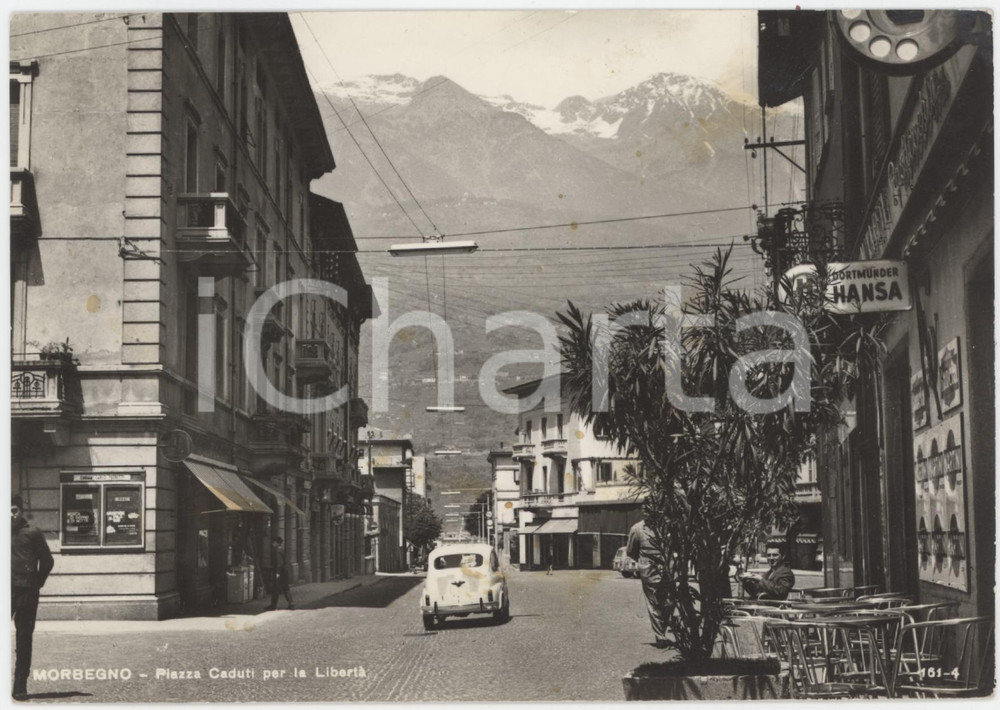 Cartolina originale da collezione 1970 MORBEGNO Fiat 600 in Piazza Caduti per la Libertà  Cartolina ANIMATA FG VG 1