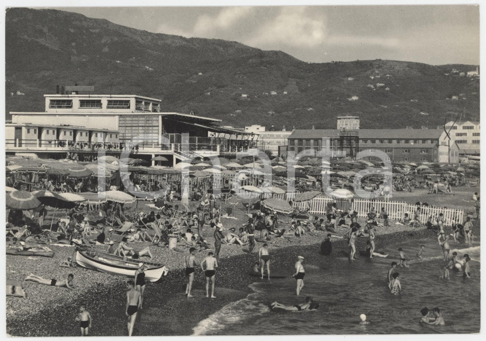 Cartolina originale da collezione 1950 ca CHIAVARI GE Bagnanti sulla spiaggia  Cartolina ANIMATA FG NV 1