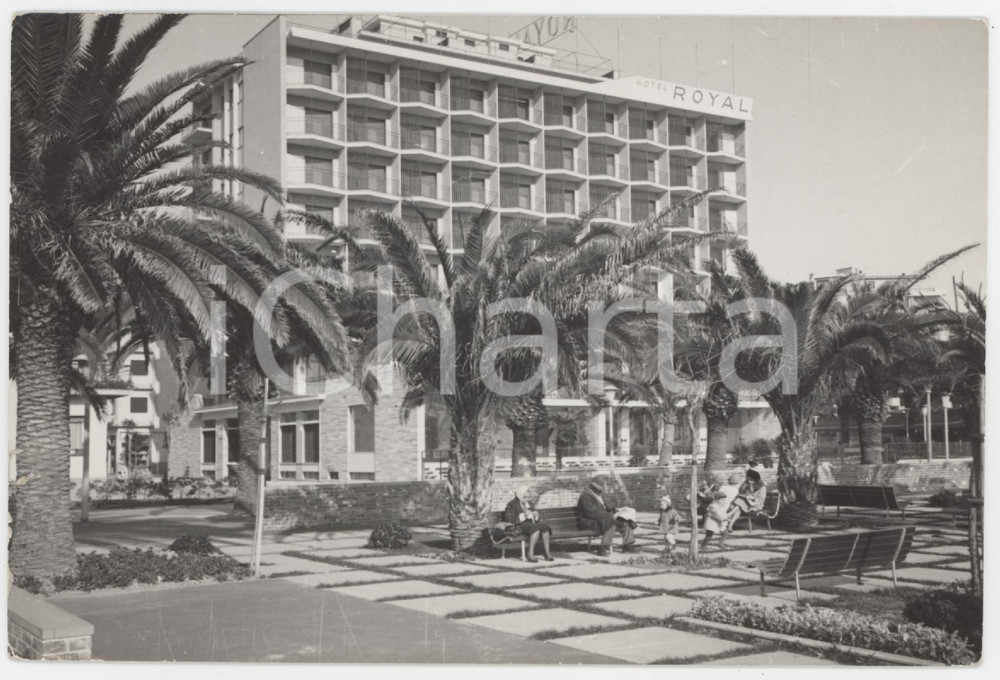 Cartolina originale da collezione 1962 PIETRA LIGURE SV Hotel Royal  Anziani al parco  Cartolina ANIMATA FG VG 1