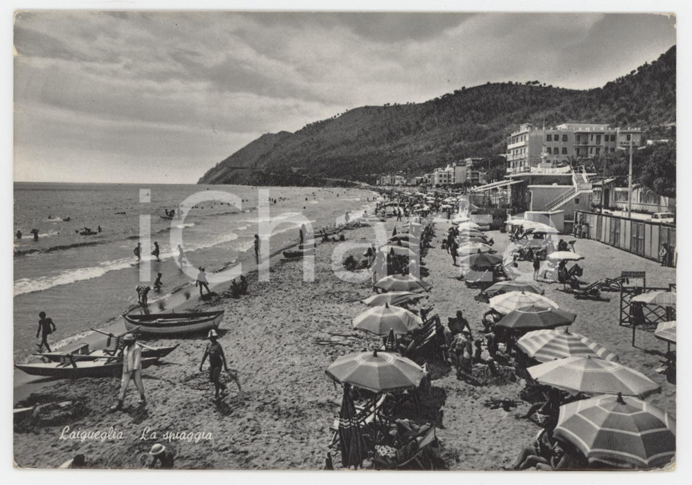 Cartolina originale da collezione 1960 LAIGUEGLIA Bagnanti e pattino sulla spiaggia  Cartolina ANIMATA FG VG 1