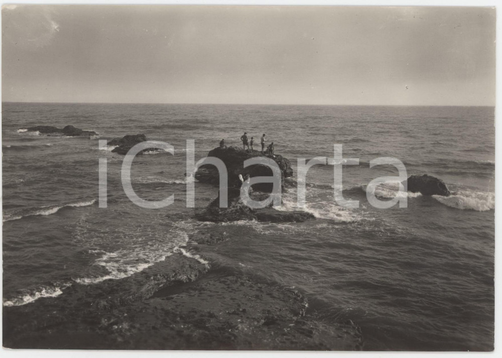 Cartolina originale da collezione 1950 ca NETTUNO Bagnanti sugli scogli  Mar Tirreno  Cartolina ANIMATA FG 1