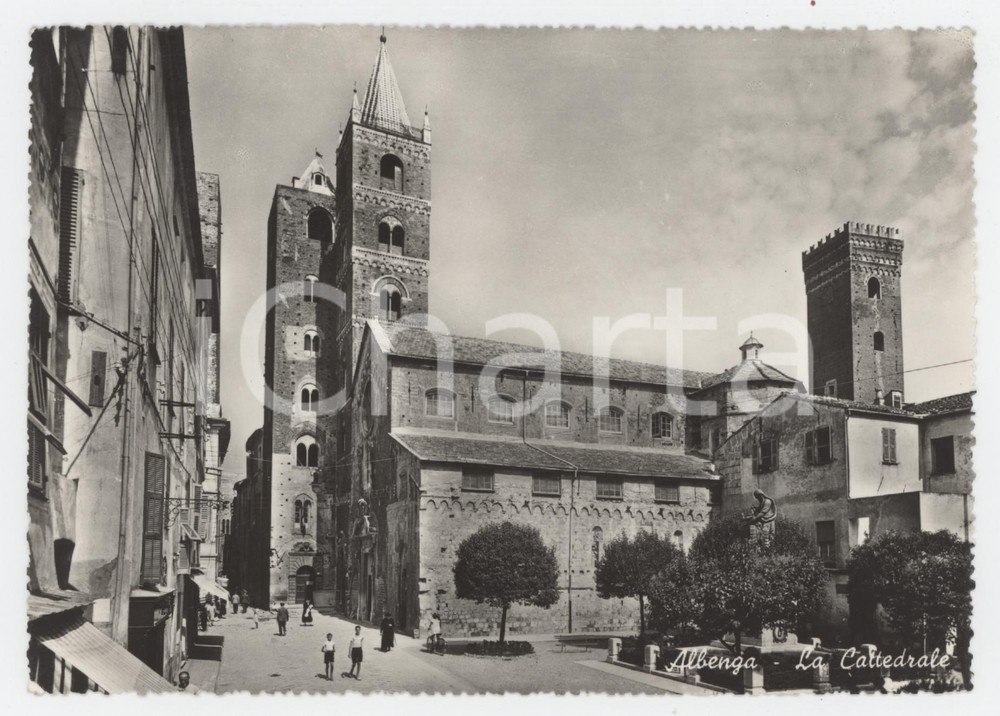 Cartolina originale da collezione 1956 ALBENGA Cattedrale di San Michele Arcangelo  Cartolina ANIMATA FG VG 1