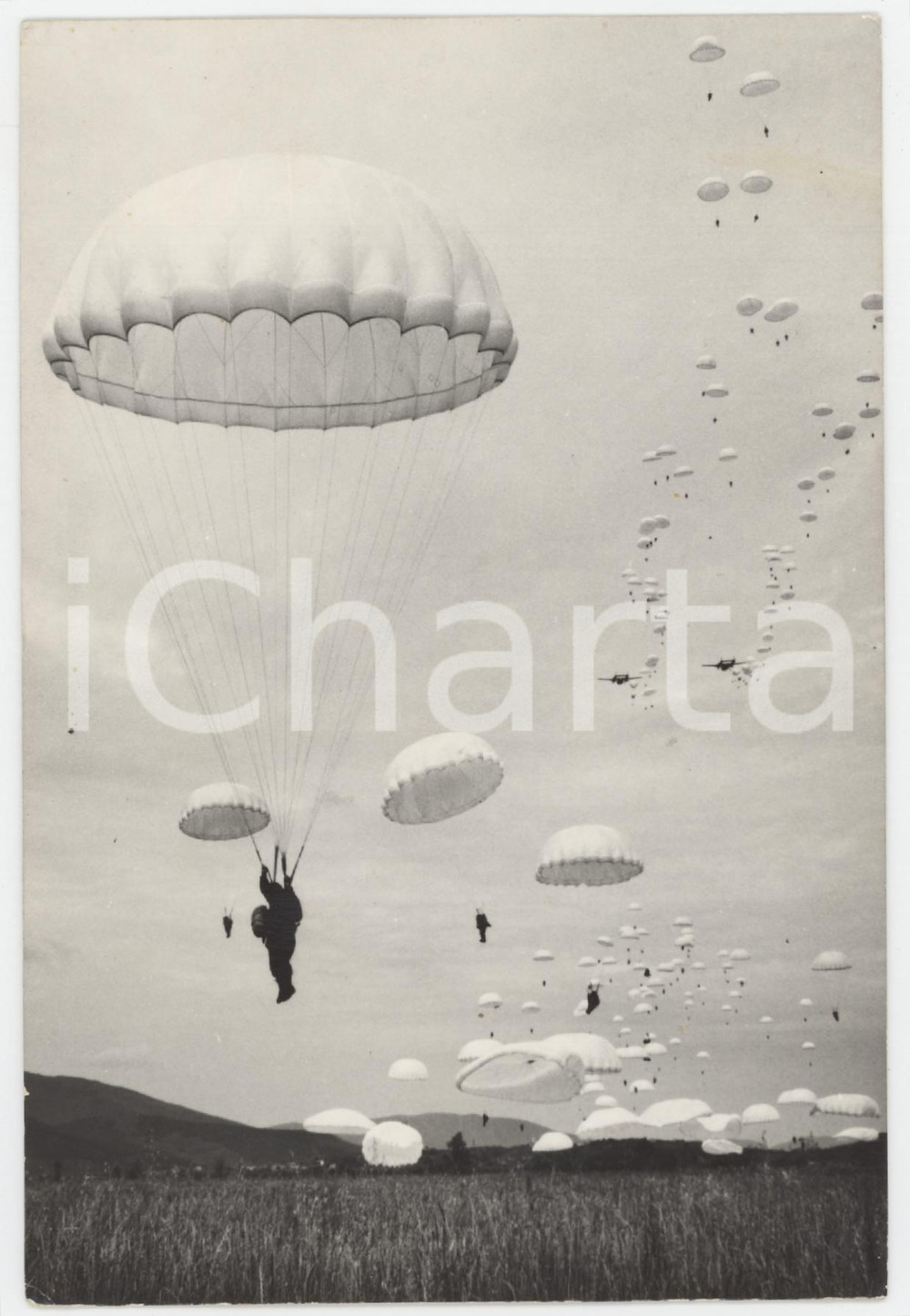 Cartolina originale da collezione 1950 ca GENOVA Paracadutisti durante la fase di atterraggio  Cartolina ANIMATA 1