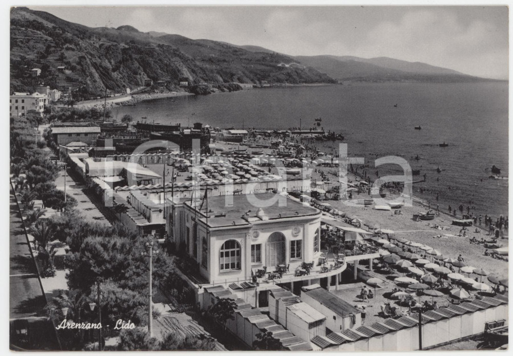 Cartolina originale da collezione 1956 ARENZANO Bagnanti sulla spiaggia del Lido  Cartolina ANIMATA FG VG 1