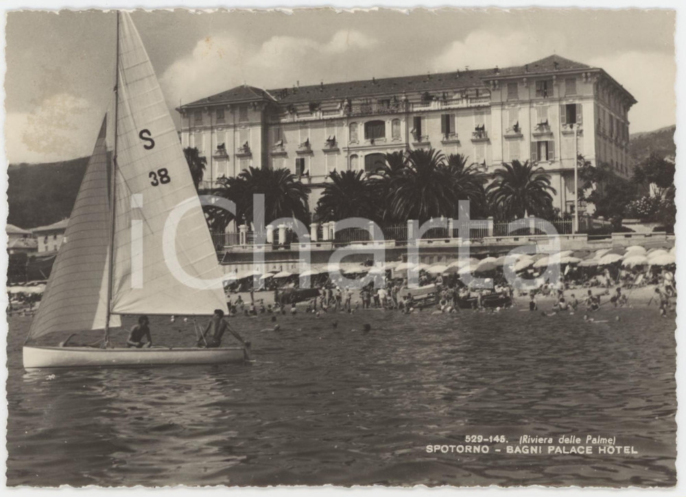 Cartolina originale da collezione 1972 SPOTORNO Barca a vela davanti ai Bagni del Palace Hotel  Cartolina FG NV 1