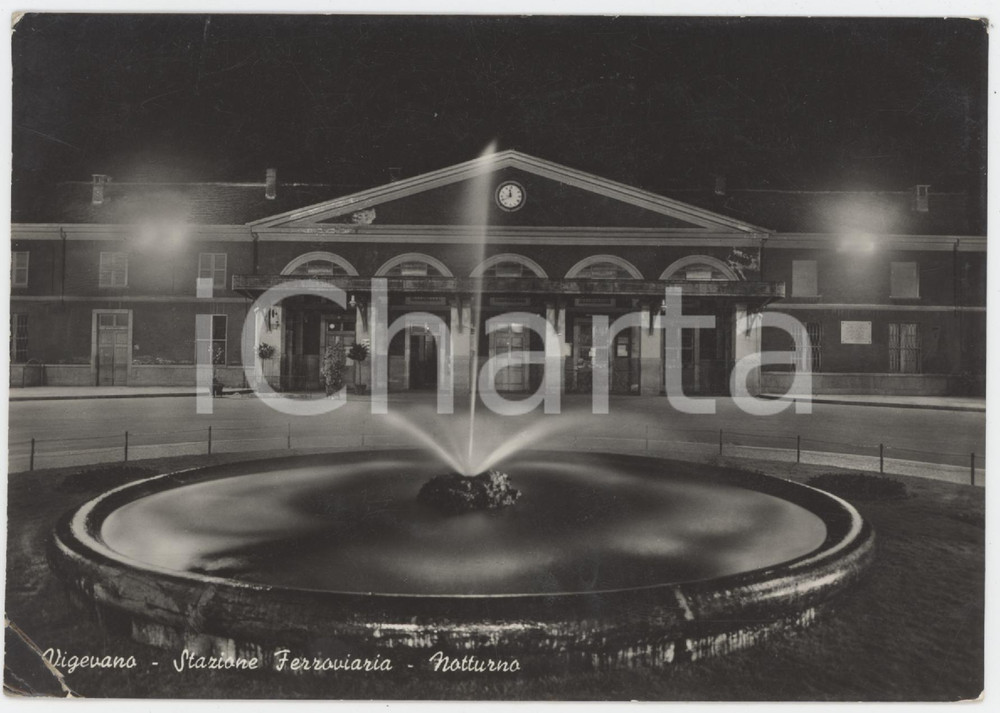 Cartolina originale da collezione 1955 VIGEVANO Stazione Ferroviaria e la Fontana di notte  Cartolina FG VG 1