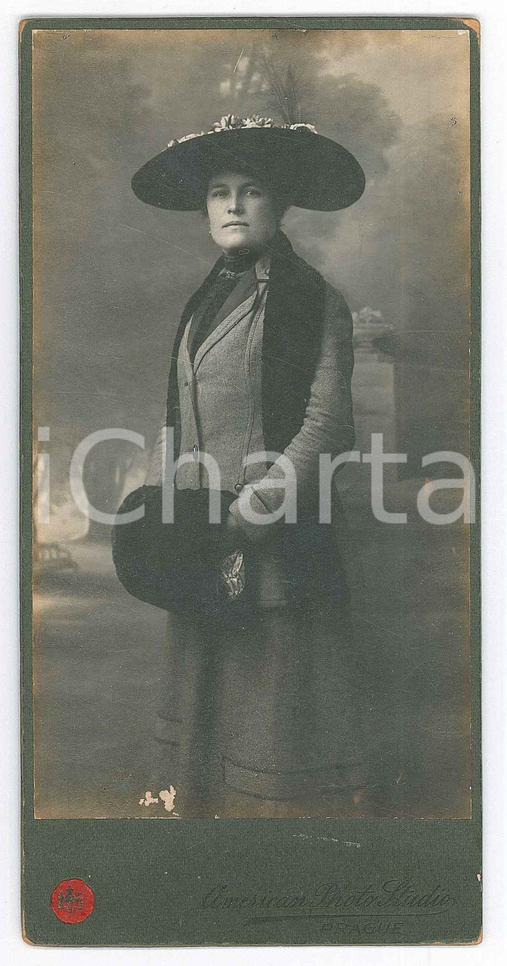 Fotografia d epoca originale 1915 ca PRAGUE Woman with her fur hand muff Photo AMERICAN PHOTO STUDIO 8x16 1