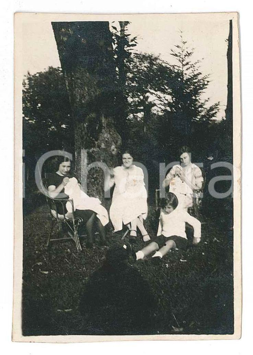 Fotografia d epoca originale 1925 GIGNESE VB PARUSCIOLA  Cucito in giardino  Foto 6x8 cm 1
