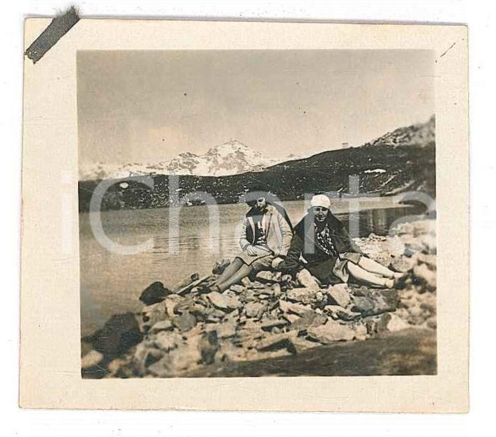 Fotografia d epoca originale 1929 MADESIMO  LAGO EMET  Due giovani donne Foto anonima 4x4 cm 1