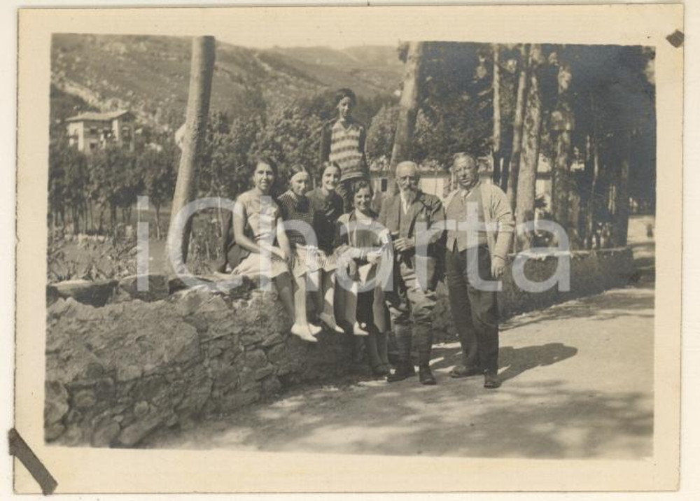 Fotografia d epoca originale 1929 MADESIMO SO Albergo Cascata  Famiglia sul muretto Foto 9x7 cm 1