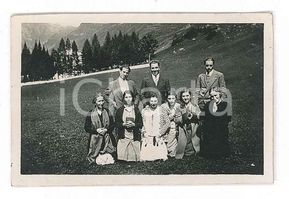 Fotografia d epoca originale 1929 MADESIMO SO Albergo Cascata  Famiglia sul prato Foto 6x4 cm 1