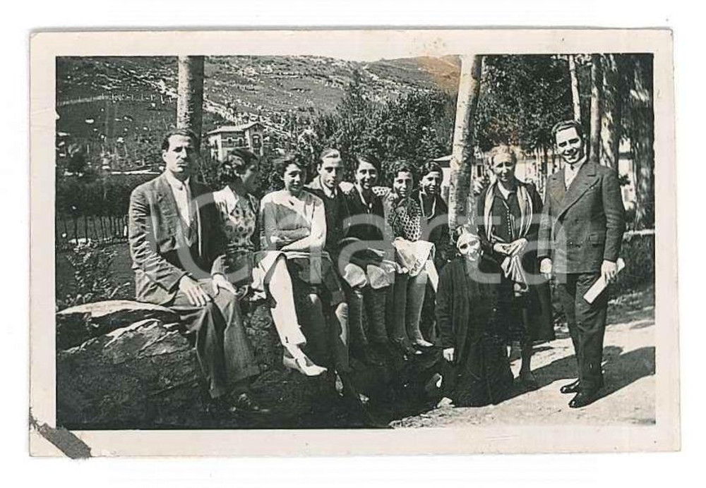 Fotografia d epoca originale 1929 MADESIMO SO Albergo Cascata  Famiglia sul muretto Foto 6x4 cm 1
