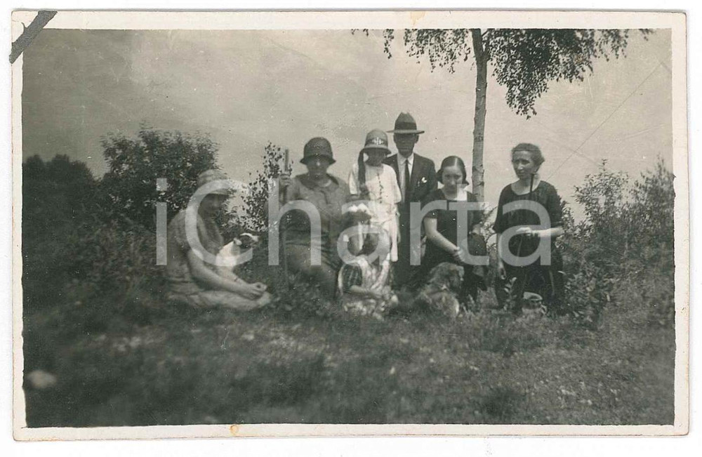Fotografia d epoca originale 1924 GIGNESE VB PARUSCIOLA  Famiglia sul prato 1 Foto 11x7 cm 1