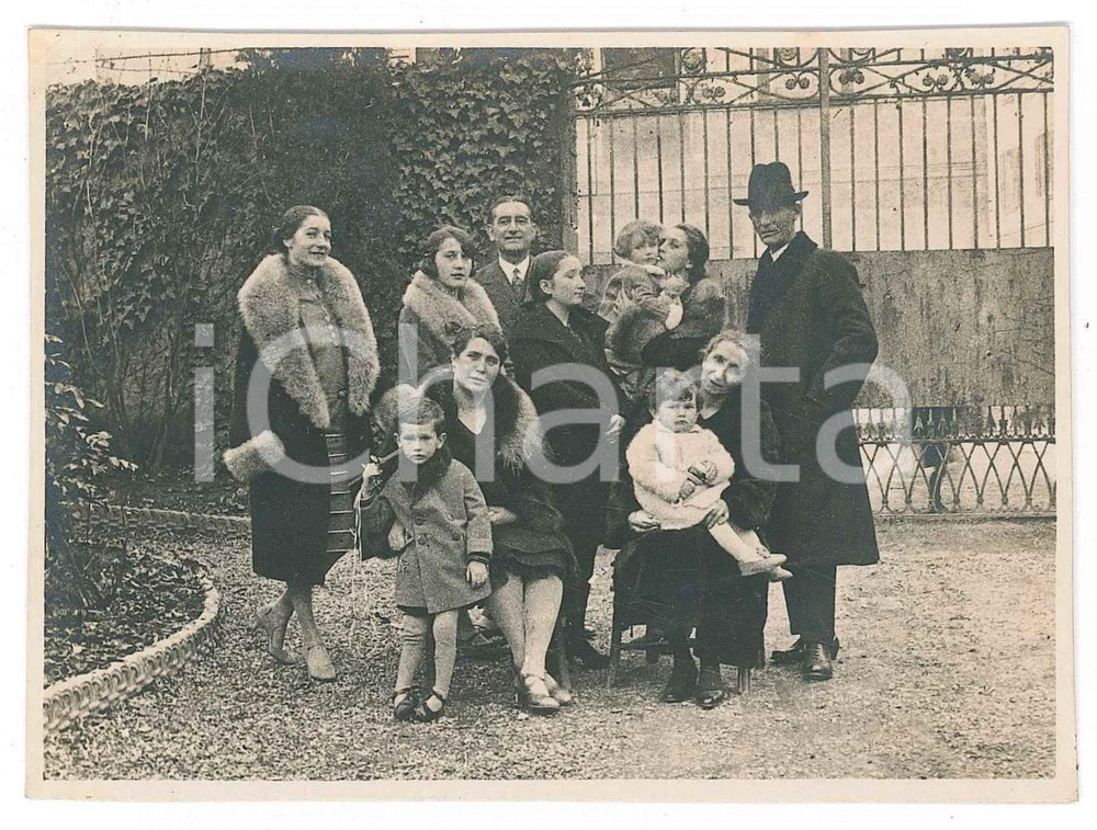 Fotografia d epoca originale Dicembre 1928 BERGAMO  Famiglia al cancello di una villa 1 Foto 11x8 cm 1