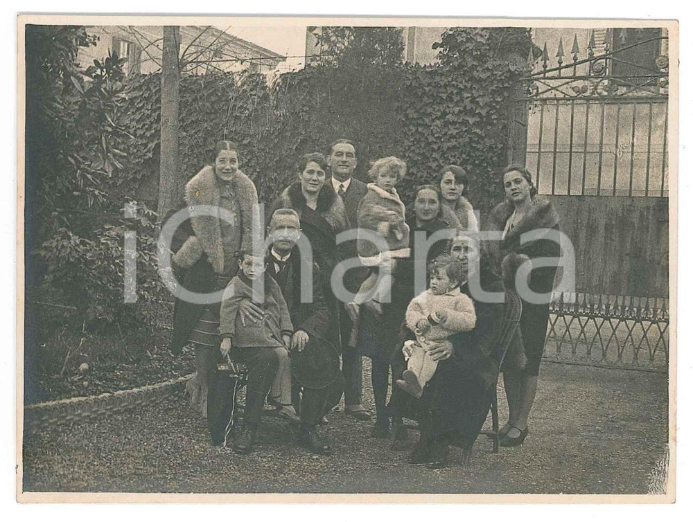 Fotografia d epoca originale Dicembre 1928 BERGAMO  Famiglia al cancello di una villa 2 Foto 11x8 cm 1