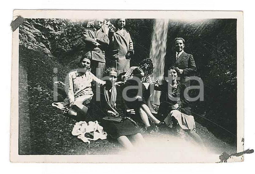 Fotografia d epoca originale 1929 MADESIMO SO Famiglia presso l Albergo Cascata  Ritratto Foto 6x4 cm 1