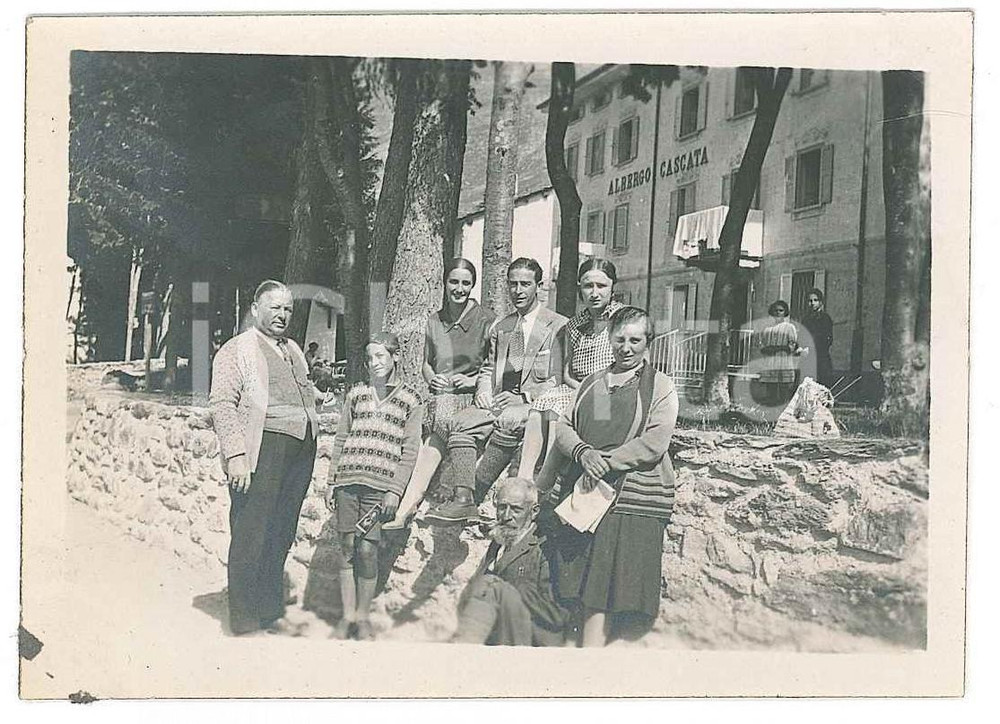 Fotografia d epoca originale 1929 MADESIMO SO Famiglia presso l Albergo Cascata  Ritratto Foto 9x6 cm 1