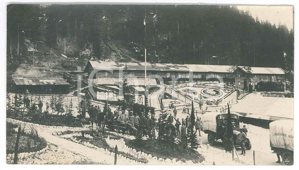 Fotografia d epoca originale 1915 ca WW1 ZONA DI GUERRA ITALIA Postazione con giardino patriottico Foto RARA 1