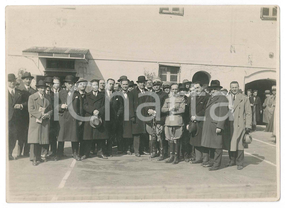 Fotografia d epoca originale 1925 ca ITALIA  Ufficiali e civili a un evento Foto di gruppo 18x13 cm 1