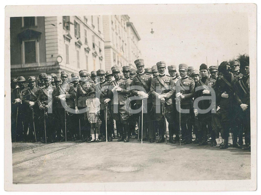 Fotografia d epoca originale 1925 ca ITALIA  REGIO ESERCITO  Reggimenti misti  Ufficiali con bambina Foto 1